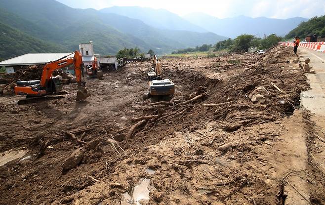 22일 폭우와 산사태 피해를 입은 경남 산청군 신안면 외송리 경호강휴게소 인근에서 실종자 수색작업이 이뤄지고 있다. 이 곳 인근 신안암에서는 80대 스님 1명이 연락이 끊겨 실종된 상태다. ⓒ News1