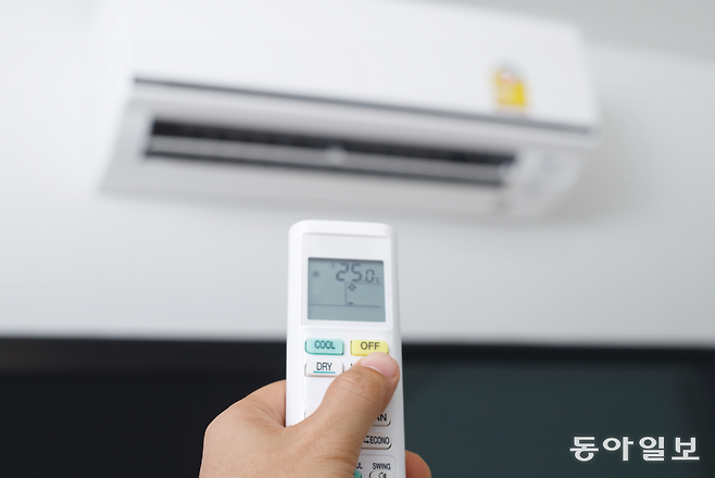 냉방병을 예방하기 위해서는 실내 온도를 24∼26도로 적절히 조절하고 충분한 수분 섭취와 영양 공급, 가벼운 운동을 통해 전신 컨디션을 지키는 것이 중요하다. 동아일보DB
