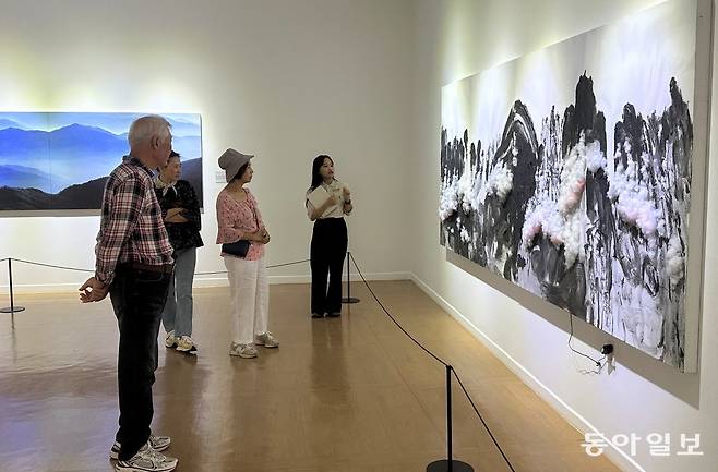 ‘2023 전남국제수묵비엔날레’ 전시장에서 관람객들이 작품을 둘러보고 있다. 전남도 제공