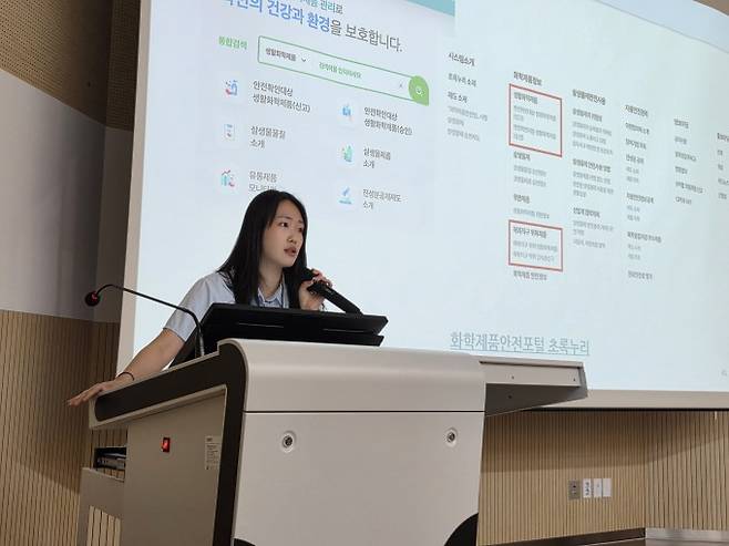 16일 오전 서울시립과학관 3층 하늘마루홀에서 진행된 시민 참여 프로그램 '리딩 사이언스'에서 양가을 서울시립대 환경공학부 석사과정생이 'ToxMix: 제품 속 혼합물, 독성을 말하다'를 주제로 발표하고 있다. 이병구 기자 2bottle9@donga.com