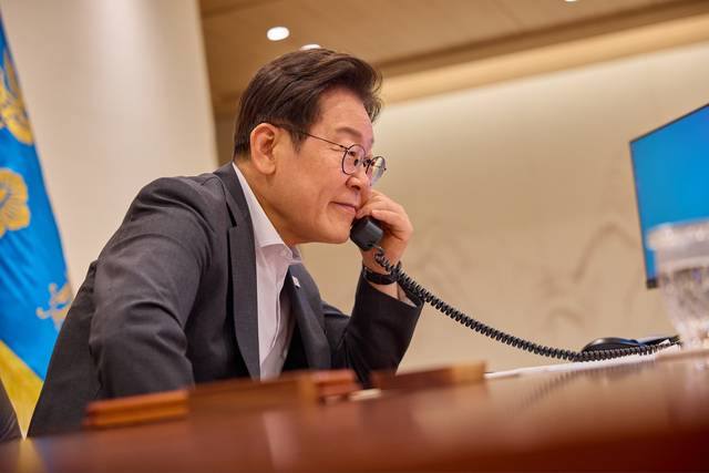 이재명 대통령이 22일 용산 대통령실에서 타밈 빈 하마드 알사니 카타르 국왕과 통화를 하고 있다. [대통령실 제공]