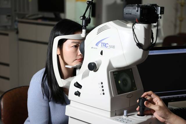 병원을 방문한 환자가 검사를 받고 있다. 김안과병원 제공.