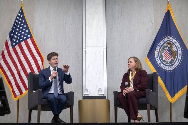 22일(현지시간) 워싱턴 연방준비제도이사회에서 열린 연방준비제도이사회 통합 대규모 은행 자본 프레임워크 검토 회의에서 샘 올트먼(왼쪽) 오픈AI CEO가 연설하고 있습니다. [워싱턴(미국) AP=연합뉴스]