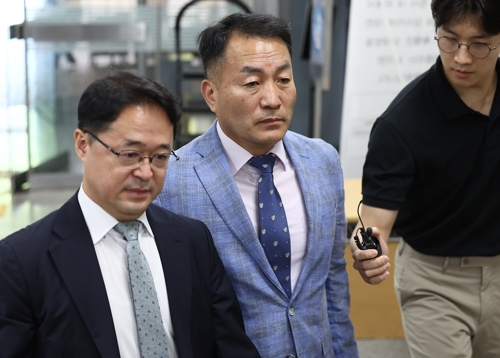 국회 증언·감정 등에 관한 법률 위반 등 혐의를 받는 김계환 전 해병대사령관이 구속 전 피의자 심문(영장실질심사)을 위해 22일 서울 서초구 서울중앙지방법원으로 향하고 있다.  [연합뉴스]