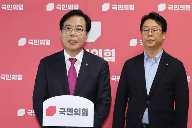 지난 7월8일 국민의힘 송언석 비상대책위원장 겸 원내대표와 곽규택(오른쪽) 수석대변인이 국회에서 윤상현 의원실 압수수색 등에 관해 입장을 밝히는 모습.<연합뉴스>