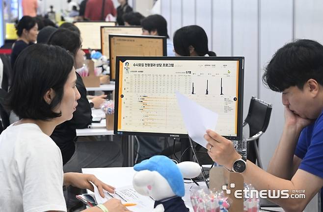 2025학년도 대입 수시모집 입학정보박람회가 25일 서울 삼성동 코엑스에서 열렸다. 방문객들이 줄을 서 있다. 박지호기자 jihopress@etnews.com