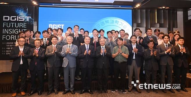DGIST 퓨처 인사이트 포럼이 대구경북과학기술원(DGIST) 주최, 전자신문 후원으로 23일 서울 양재동 엘타워에서 열렸다. 이건우 DGIST 총장(왼쪽 다섯번째)과 참석자들이 기념촬영 하고 있다.  박지호기자 jihopress@etnews.com