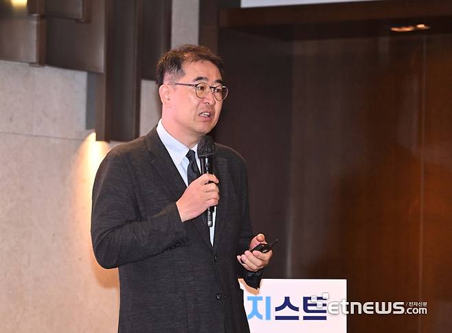 DGIST 퓨처 인사이트 포럼이 대구경북과학기술원(DGIST) 주최, 전자신문 후원으로 23일 서울 양재동 엘타워에서 열렸다. 유천열 퀀텀센싱 전락추진단장이 '양자시대를 DGIST는 어떻게 준비해야 하나? 양자세계를 위한 양자시대로'에 대해 발표하고 있다.  박지호기자 jihopress@etnews.com