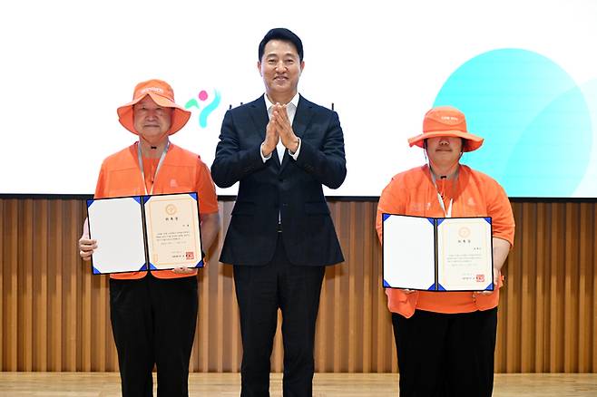 오세훈 서울시장이 23일 오전 서울시청 다목적홀에서 열린 제7기 디지털 안내사 발대식에서 안내사 대표들과 기념 촬영하고 있다. 사진=서울시 제공