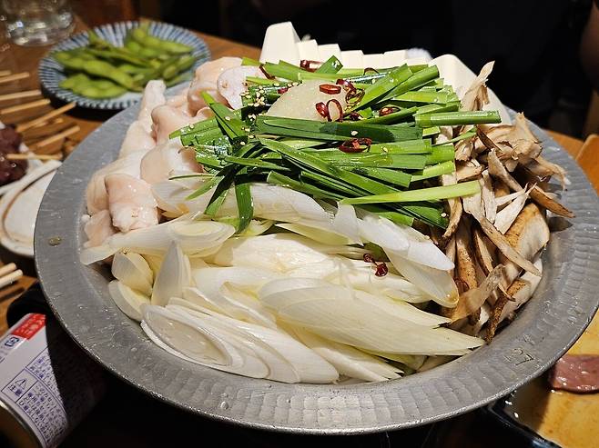 모츠나베에 생맥주 먹고 마셔요.jpg