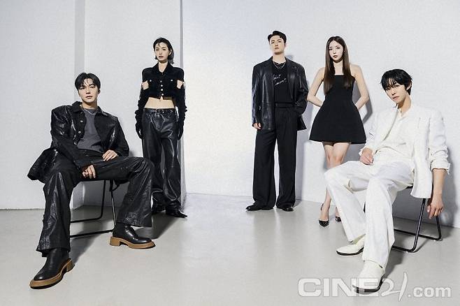 '전지적 독자 시점' 커버 화보. 씨네21