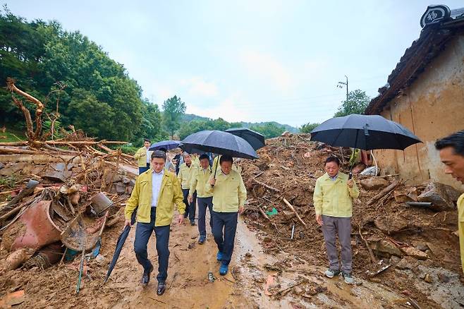 이재명 대통령이 지난 21일 기록적인 폭우가 쏟아진 경남 산청군 산청읍 부리마을에서 피해 상황을 점검하고 있다.뉴스1