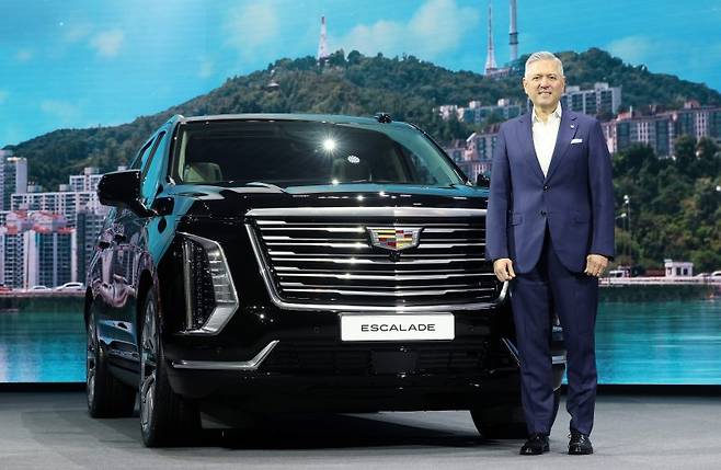 헥터 비자레알 한국GM 사장이 지난 4월 16일 경기 광명 아이벡스 스튜디오에 열린 캐딜락 대형 SUV '더 뉴 에스컬레이드' 미디어 출시 행사에서 포즈를 취하고 있다. 뉴스1