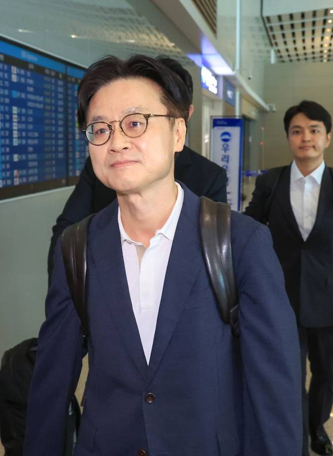 김정관 산업통상자원부 장관이 23일 대미 통상협상을 위해 인천국제공항을 통해 미국 워싱턴으로 출국하고 있다.