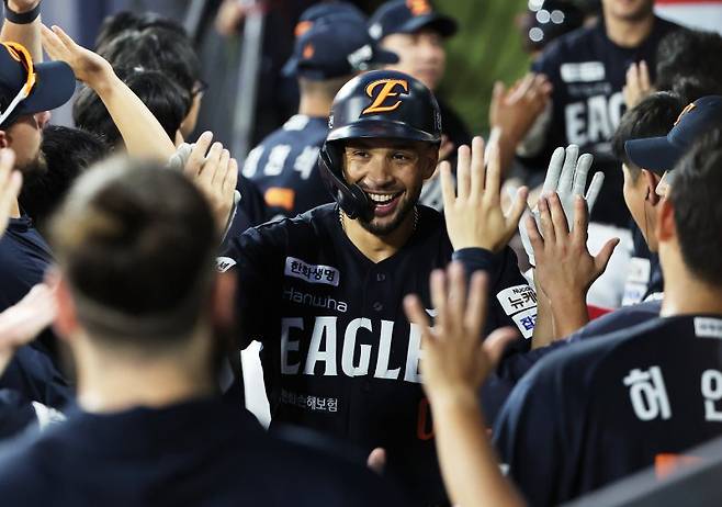 20일 경기도 수원케이티위즈파크에서 열린 2025 KBO리그 프로야구 한화 이글스와 kt wiz의 경기. 7회초 2사 주자 2루에서 한화 리베라토가 투런 홈런을 치고 더그아웃으로 들어오며 동료들의 축하를 받고 있다.뉴시스