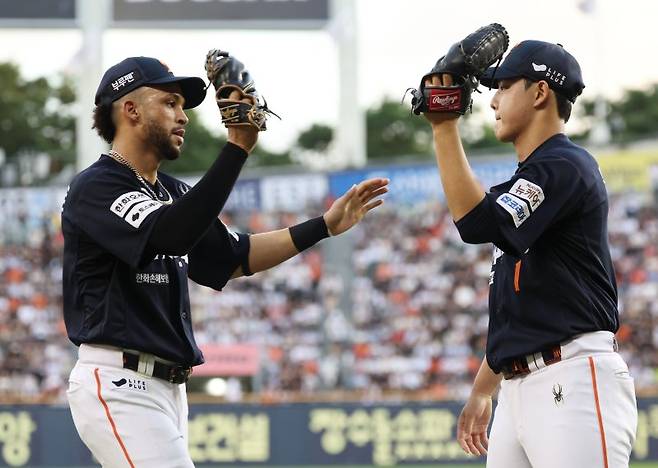 서울 송파구 잠실야구장에서 열린 2025 KBO리그 한화 이글스와 두산 베어스의 경기, 3회말 수비를 마친 한화 선발투수 문동주가 호수비를 보여준 리베라토와 하이파이브를 하고 있다. 뉴시스