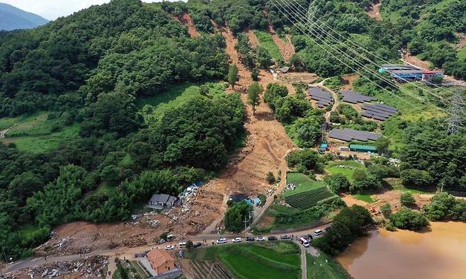 지난 19일 폭우로 인해 일어난 산사태로 인명피해가 발생한 경남 산청군 산청읍 부리마을의 모습. 연합뉴스