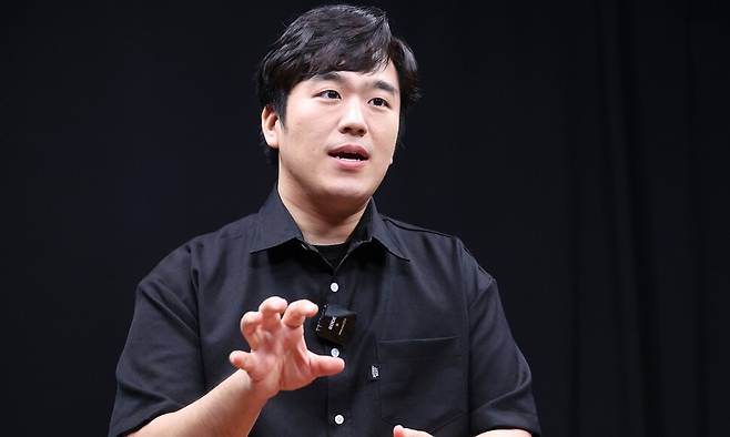 황희두 노무현재단 이사는 “지금 ‘사이버 내란’이 벌어지고 있다”며, 사이버내란특별법이 필요하다고 말했다. 21일 오후 서울 마포구 한겨레신문사에서 인터뷰 하는 황 이사. 백소아 기자 thanks@hani.co.kr