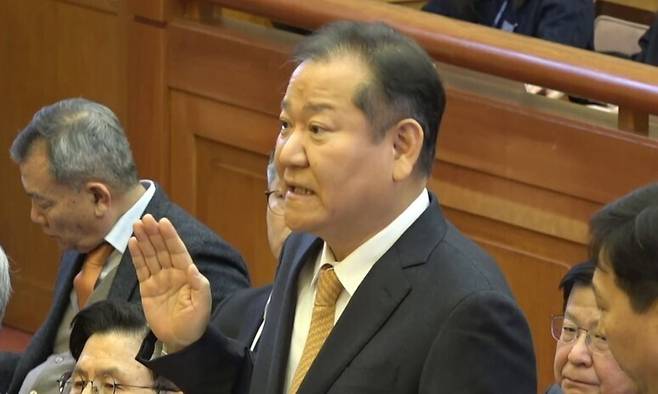 이상민 전 행정안전부 장관이 2월11일 서울 종로구 헌법재판소에서 열린 윤석열 대통령 탄핵심판 7차 변론에 출석해 질의에 답하고 있다. 헌법재판소 제공