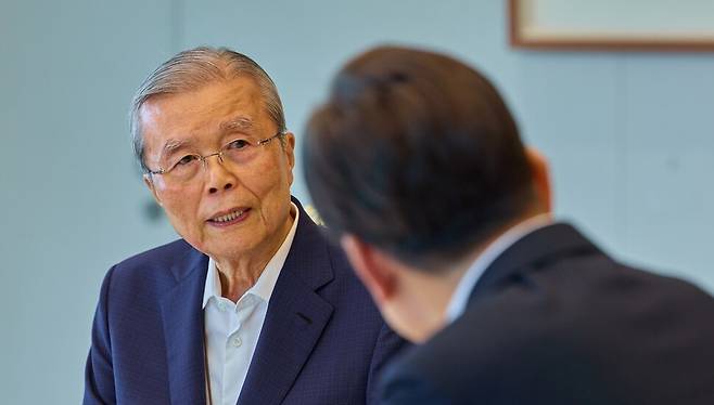 김종인 전 더불어민주당 비대위원장이 17일 낮 서울 용산 대통령실에서 이재명 대통령과 오찬을 하고 있다. 대통령실 제공