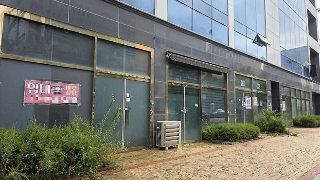 지난 21일 대구 동구 혁신도시 내 상가 건물 1층 전체가 비어있다. 김규현 기자