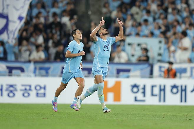 K리그1 강등 위기인 대구 FC는 세징야가 지난 12일 부상에서 복귀한 뒤 공격이 살아나고 있다. 세징야가 12일 울산과 경기에서 2골을 넣은 뒤 세레머니를 하고 있다. 한국프로축구연맹 제공