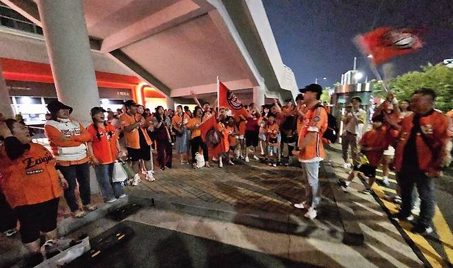 지난 6월7일 광주로 원정 응원을 간 잇츠한화 회원들이 기아챔피언스필드 앞에서 승리를 자축하고 있다. 그날 한화는 접전 끝에 기아를 3대2로 이겼다. 최예린 기자