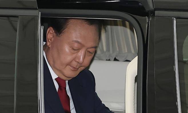 내란과 외환 등 각종 의혹의 정점에 있는 윤석열 전 대통령에 대한 첫 특검 대면조사가 지난달 28일 오전 서울 고등검찰청에 마련된 특검에서 열렸다. 윤 전 대통령이 특검에 출석하기위해 차량에서 하차하고 있다. 공동취재사진