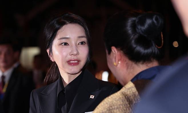 윤석열 전 대통령의 아세안 정상회의 참석에 동행한 김건희 여사가 2024년 10월9일(현지시간) 라오스 비엔티안 왓타이 국제공항에 도착해 환영나온 라오스 쪽 인사와 대화하고 있다. 연합뉴스