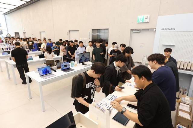 22일 서울 서초구 삼성 강남을 방문한 고객들이 '갤럭시 Z 폴드7·Z 플립7' 사전 개통을 위해 줄 서 있다. 삼성전자 제공