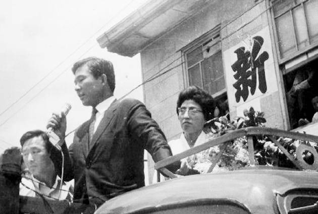 김대중평화센터가 2019년 공개한 김대중 전 대통령과 부인 이희호 여사의 모습. 이 여사는 1963년 셋째 아들 홍걸을 낳은 지 2주일밖에 안 된 채 김 전 대통령과 목포 시내에서 당선 사례를 함께했다. 맨 왼쪽이 권 이사장이다. 김대중평화센터 제공