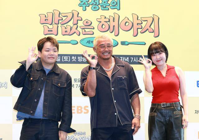 방송인 곽준빈(왼쪽부터)과 추성훈, 이은지가 23일 서울 여의도 TWO IFC에서 열린 ENA, EBS 공동제작 추성훈의 밥값은 해야지 제작발표회에 참석해 포즈를 취하고 있다. 뉴스1
