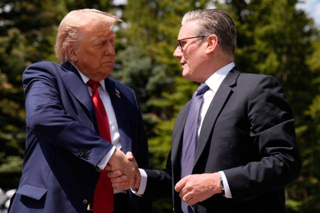 도널드 트럼프(왼쪽) 미국 대통령과 키어 스타머 영국 총리가 지난달 16일 캐나다 캐내내스키스에서 주요 7개국(G7) 정상회의를 계기로 회담 후 악수하고 있다. 트럼프 대통령은 영국산 자동차뿐만 아니라 철강과 알루미늄에도 면세 쿼터를 허용하는 등 지난 5월 발표한 무역 합의 내용 일부를 이행하도록 하는 행정명령에 서명했다. 캐내내스키스=AP 뉴시스