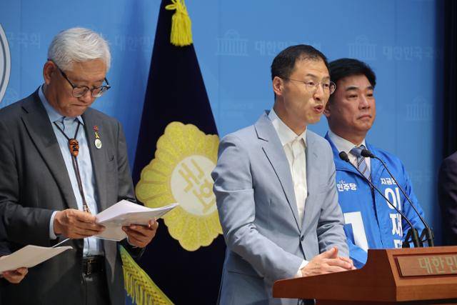 김상욱(가운데) 더불어민주당 의원이 5월 26일 국회 소통관에서 기자회견을 하고 있다. 연합뉴스