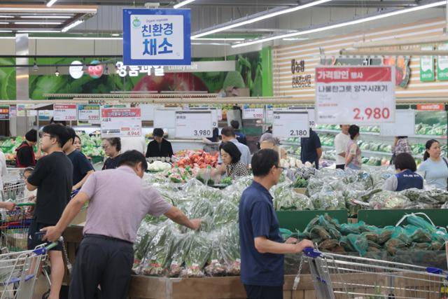 20일 서울 서초구 양재 하나로마트 채소 판매대에서 시민들을 장을 보고 있다. 연합뉴스