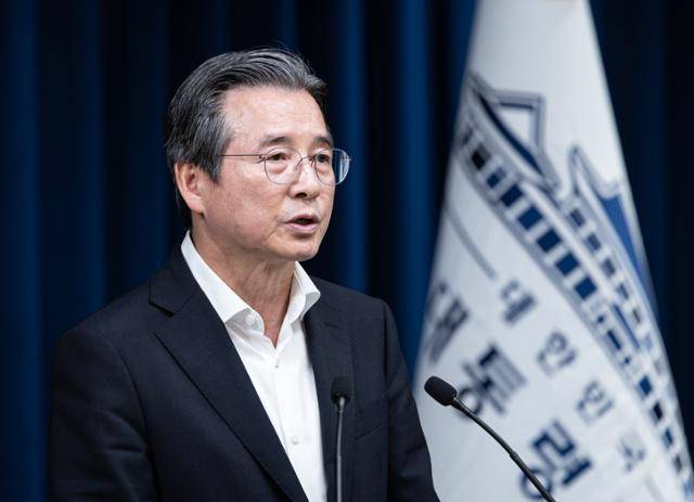 10일 브리핑을 하고 있는 김용범 대통령실 정책실장. 뉴스1