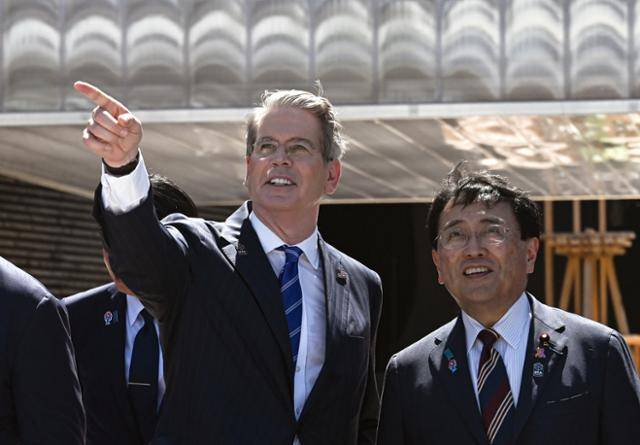 스콧 베선트(왼쪽) 미국 재무장관이 지난 19일 일본 오사카에서 열린 오사카·간사이 만국박람회(엑스포) 미국의 날 행사에 참석해 아카자와 료세이 일본 경제재생담당장관과 대화하고 있다. 오사카=EPA 연합뉴스