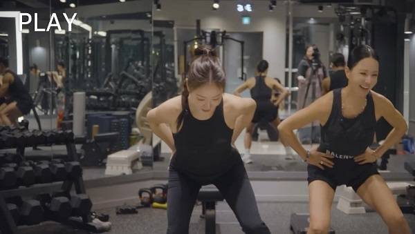 무빙 스쿼트를 하고 있는 소유./사진=유튜브 채널 ‘Umaizing 엄정화TV’