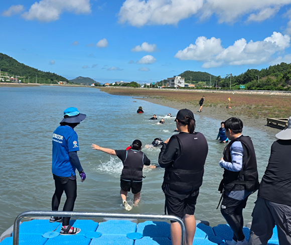 전남 신안교육지원청이 초등학생을 대상으로 ‘생태 연계 체육활동(공존수영)' 프로그램을 진행하고 있다. [사진=전라남도교육청]