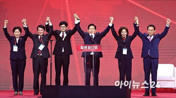 국민의힘 김문수 대선 후보가 3일 오후 경기 일산 킨텍스에서 열린 제5차 전당대회에서 대선 경선 후보들과 기념촬영을 하고 있다. [사진=곽영래 기자]