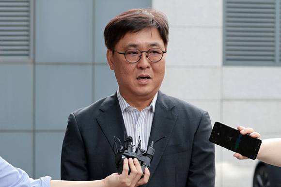 최휘영 문화체육관광부 장관 후보자가 지난 14일 서울 종로구에 마련된 인사청문회 준비 사무실로 첫 출근하며 취재진 질문에 답하고 있다. [사진=연합뉴스]