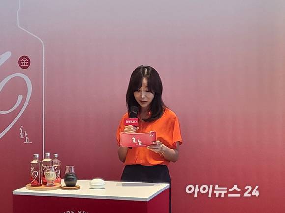 조희경 화요 대표가 22일 서울 송파구 시그니엘 호텔에서 열린 화요19金 출시 기념 간담회에서 신제품에 대해 소개하고 있다. [사진=정승필 기자]