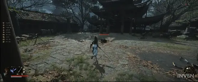 ▲ 적의 뒤에서 차징 강공격에 성공하면 단숨에 그로기 상태로 만들 수 있다