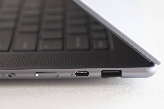 최근 노트북에 필수로 들어가는 타원형 USB C 단자와 구형 기기 지원을 위한 사각형 USB A 단자 / 출처=IT동아