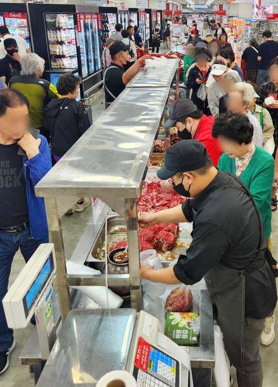 롯데마트가 오후 마감 세일을 진행하는 모습. [사진 각사]