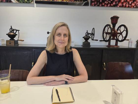 16일 서울 종로구의 한 카페에서 만난 클레이보 학장. 그는 ″대학은 미래 학생들이 사회에서 AI를 활용할 줄 아는 능력을 요구받을 수 있다는 점에 착안해 새로운 교육을 시도해야 한다″고 주장했다. [신혜연 기자]