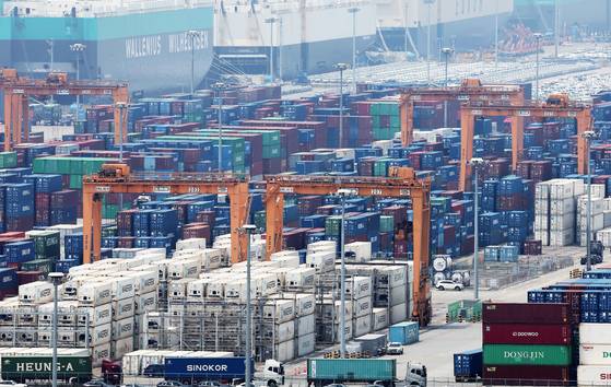 경기도 평택항에 컨테이너가 쌓여 있는 모습. 연합뉴스