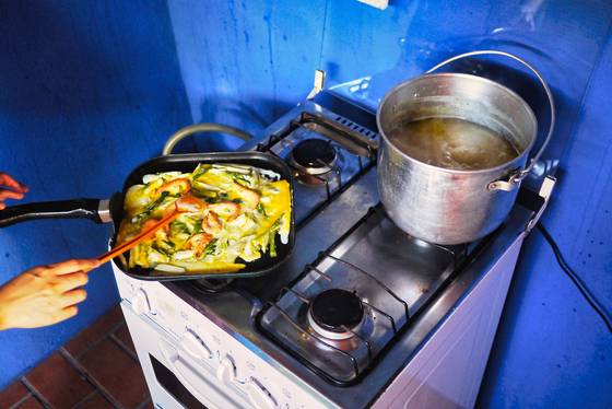 긴 여행에 지친 우리는 기력을 되찾기 위해 직접 소꼬리곰탕을 끓여 먹고, 해물 부침개도 부쳐 먹었다.