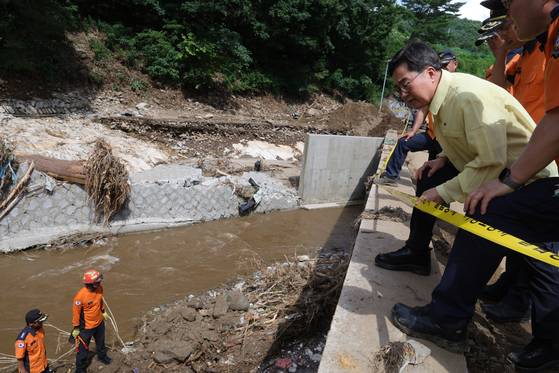 김동연 경기지사가 22일 오후 경기도 가평군 조종면 마일리에서 수색 작업 현장을 살펴 보고 있다. 연합뉴스