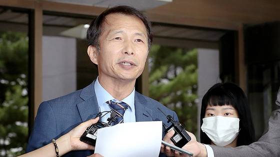 송기호 대통령실 국정상황실장. 송 실장이 변호사로 일하던 2023년 6월 1일 서울 서초구 대법원에서 열린 정보 비공개 처분 취소 청구 상고심에서 원고 패소 판결을 받은 뒤 취재진 질문에 답변하고 있다.뉴스1